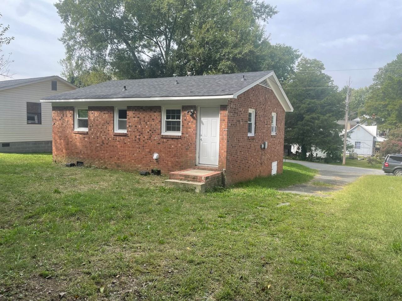 1401 Bradshaw St - Photo 2 of 11