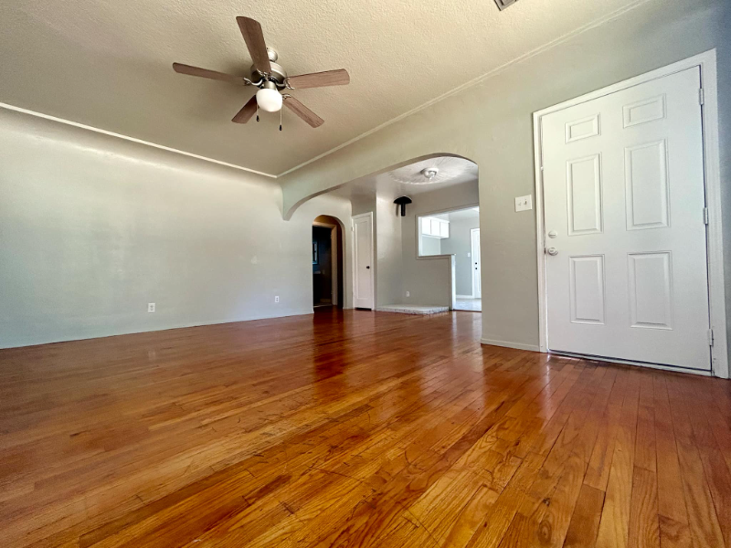2635 Russell St - Photo 2 of 12