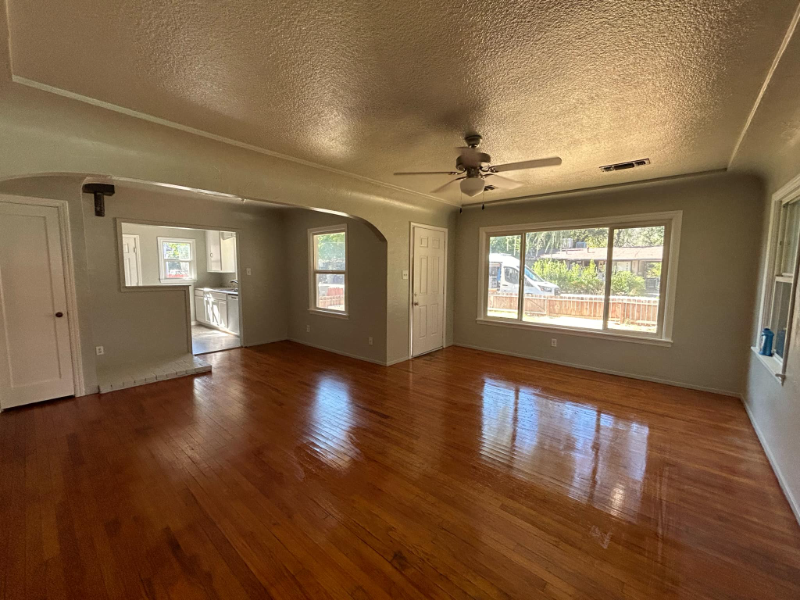 2635 Russell St - Photo 3 of 12