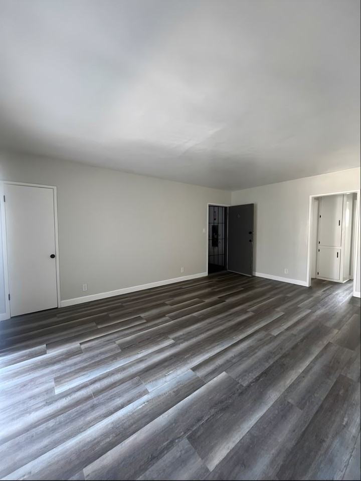 111 W Ellis Avenue - Photo 3 of 9