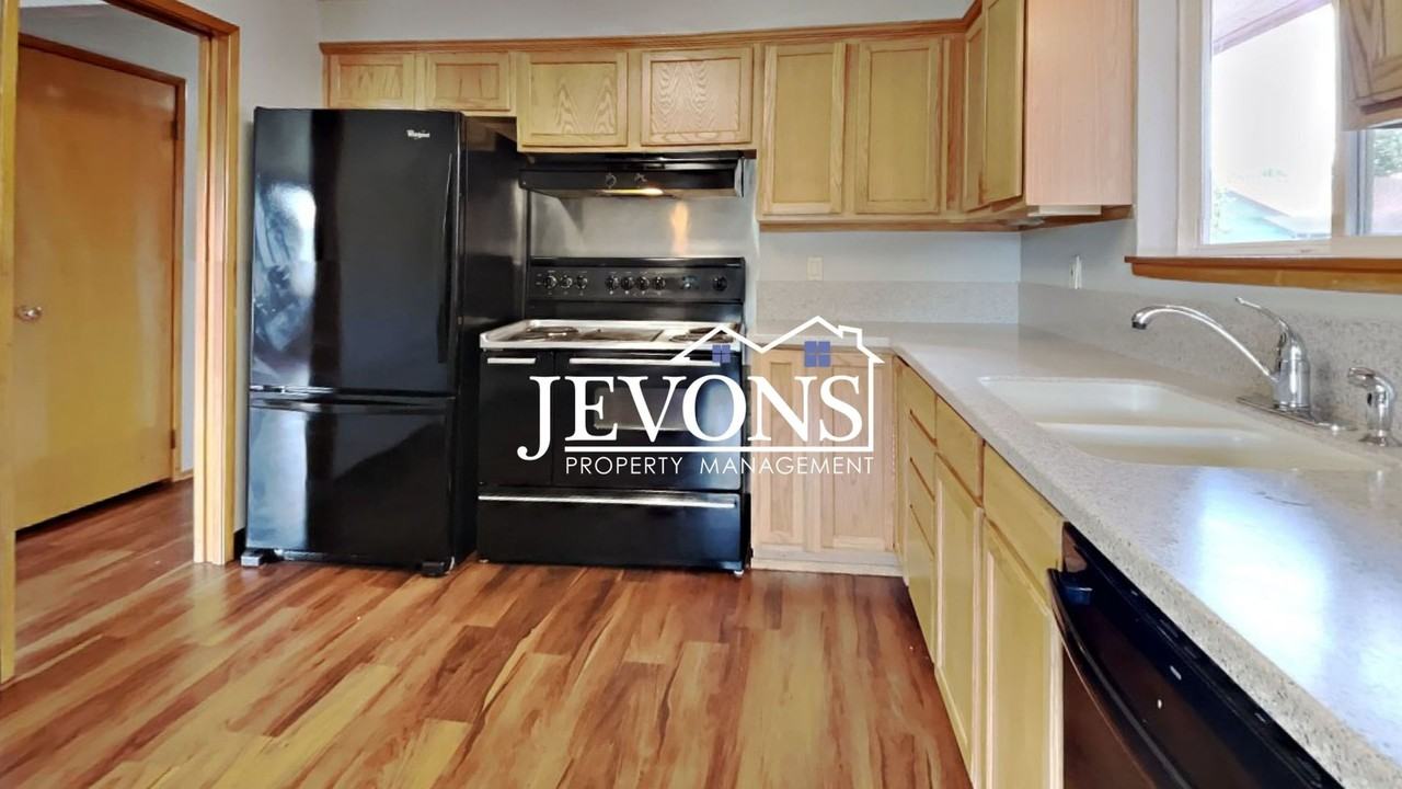 223 S 79th St - Photo 7 of 50
