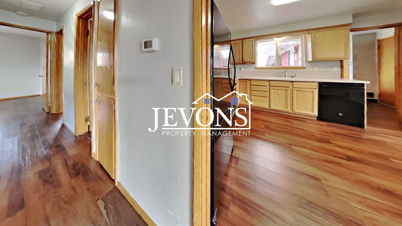 223 S 79th St - Photo 5 of 50