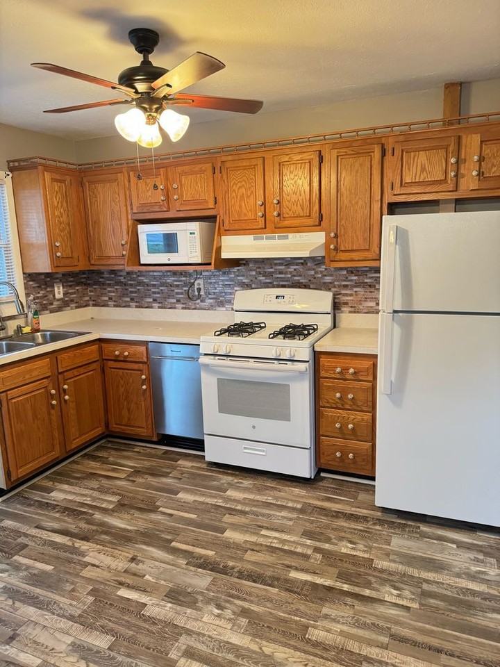 6810 Barfield Rd - Photo 5 of 16