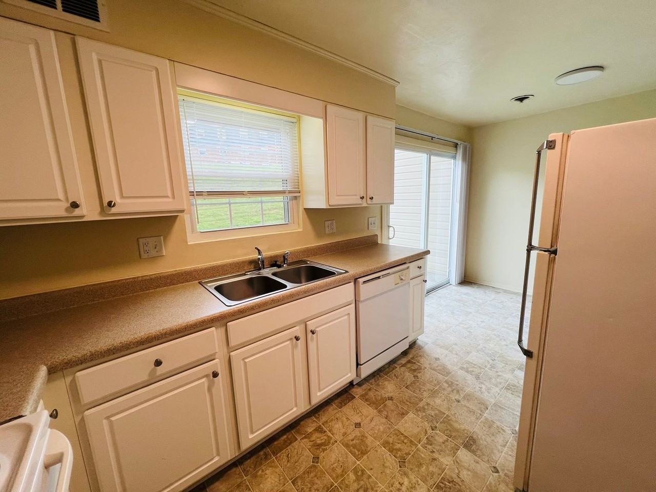 319 New Kent Rd - Photo 5 of 15