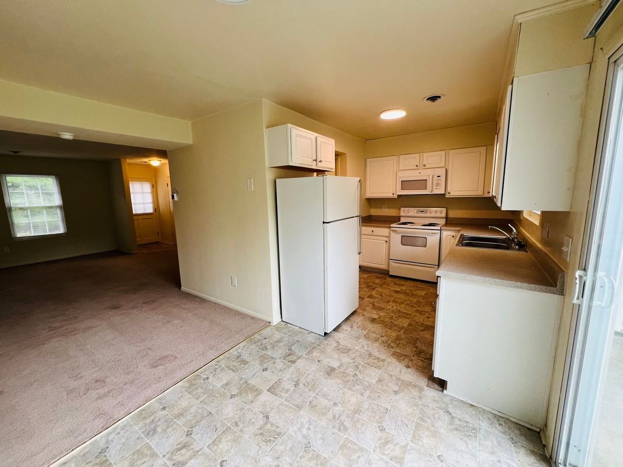 319 New Kent Rd - Photo 7 of 15