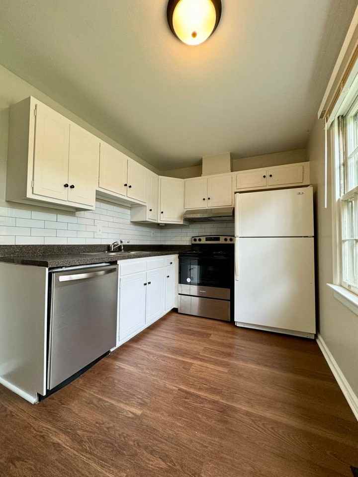 802 Cambridge Rd - Photo 2 of 20