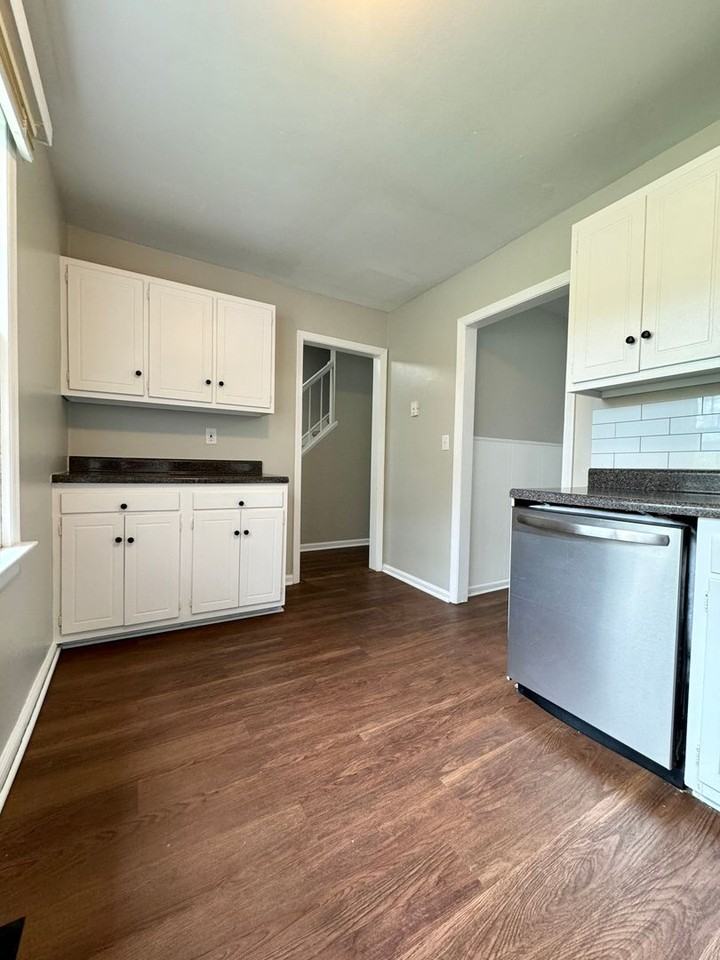 802 Cambridge Rd - Photo 3 of 20