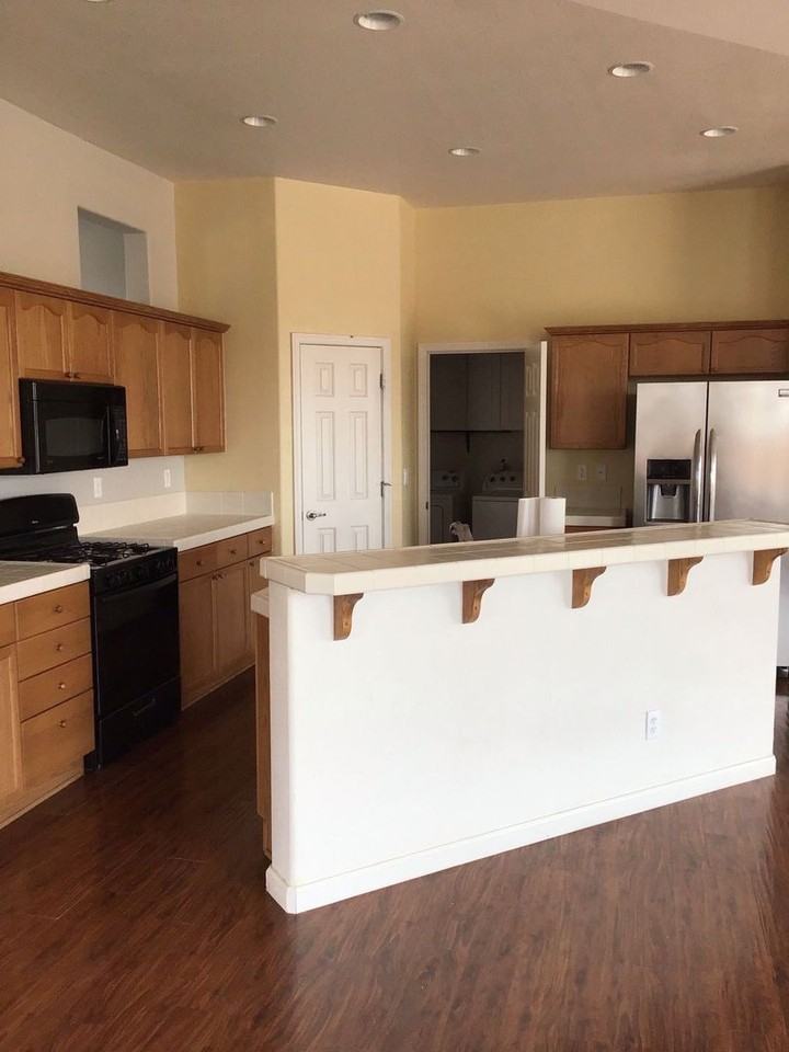 1487 Riverpark Pkwy - Photo 2 of 6