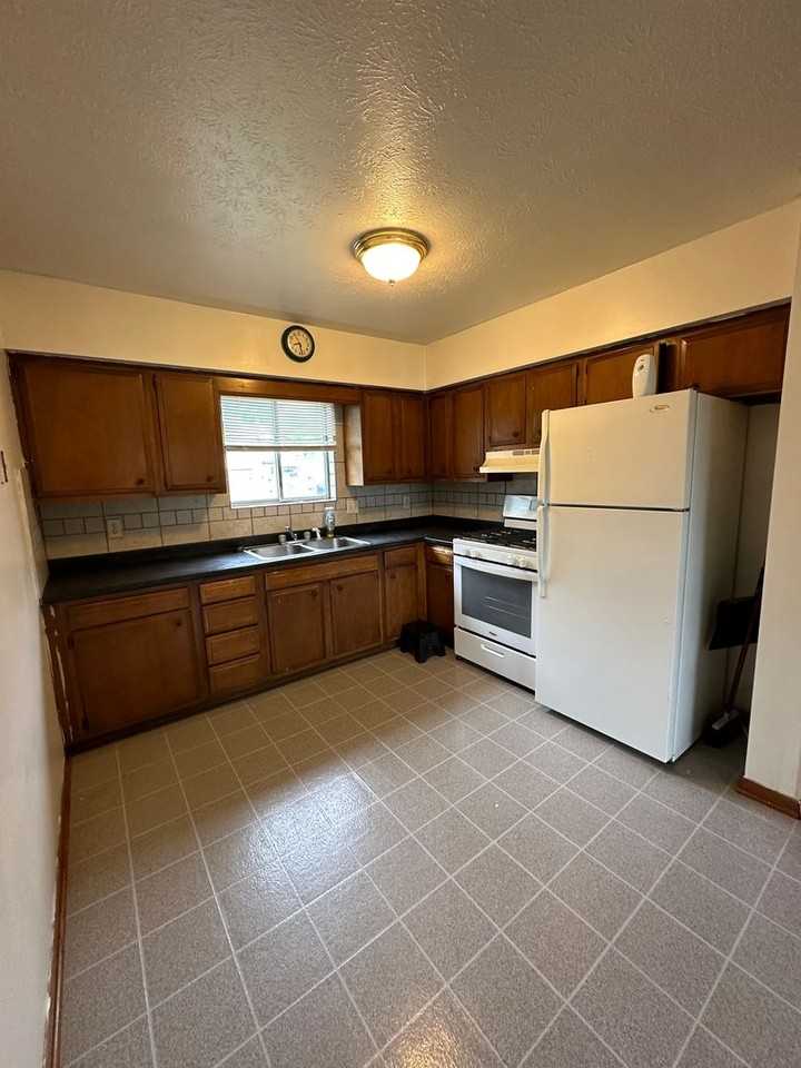 68 Home St - Photo 3 of 6