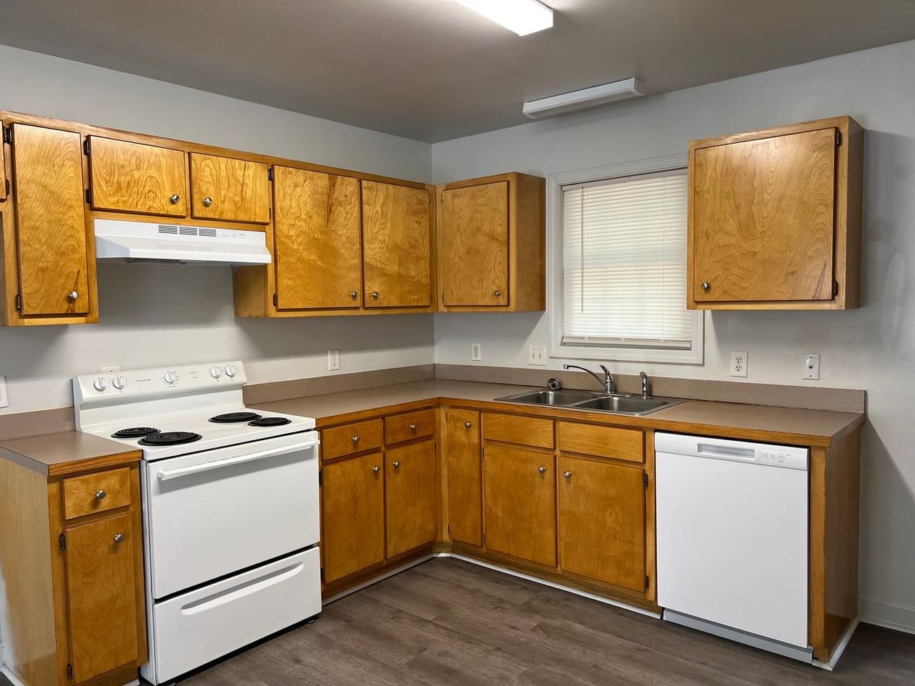 602-604 Acorn St - Photo 3 of 13