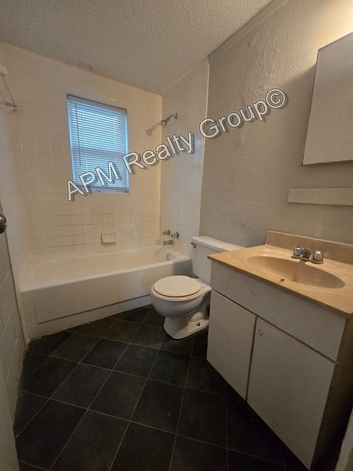 3033 Howell Ct Apt A - Photo 5 of 8