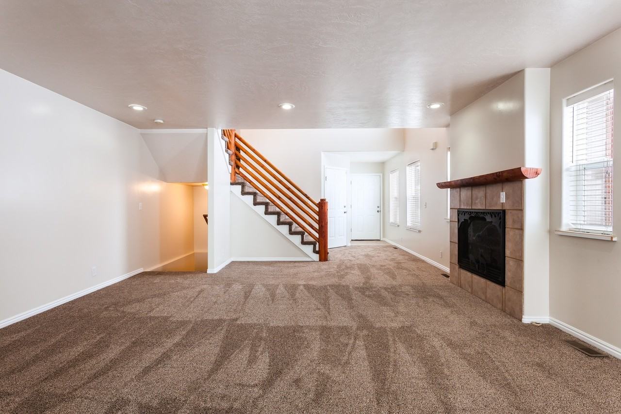 401 Aspen Dr - Photo 2 of 14