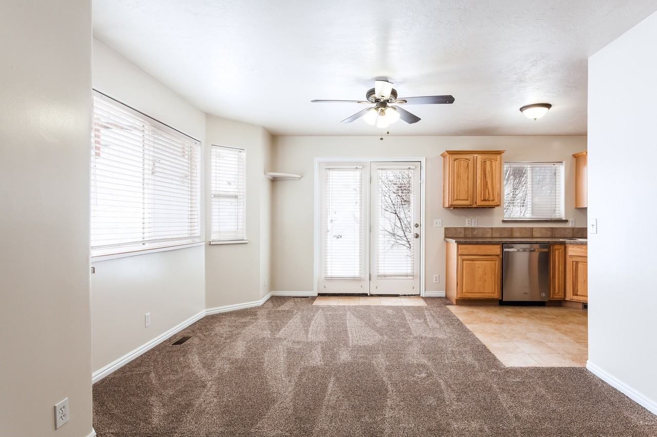 401 Aspen Dr - Photo 4 of 14