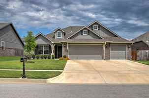 featured image of 3208 W Fredericksburg St