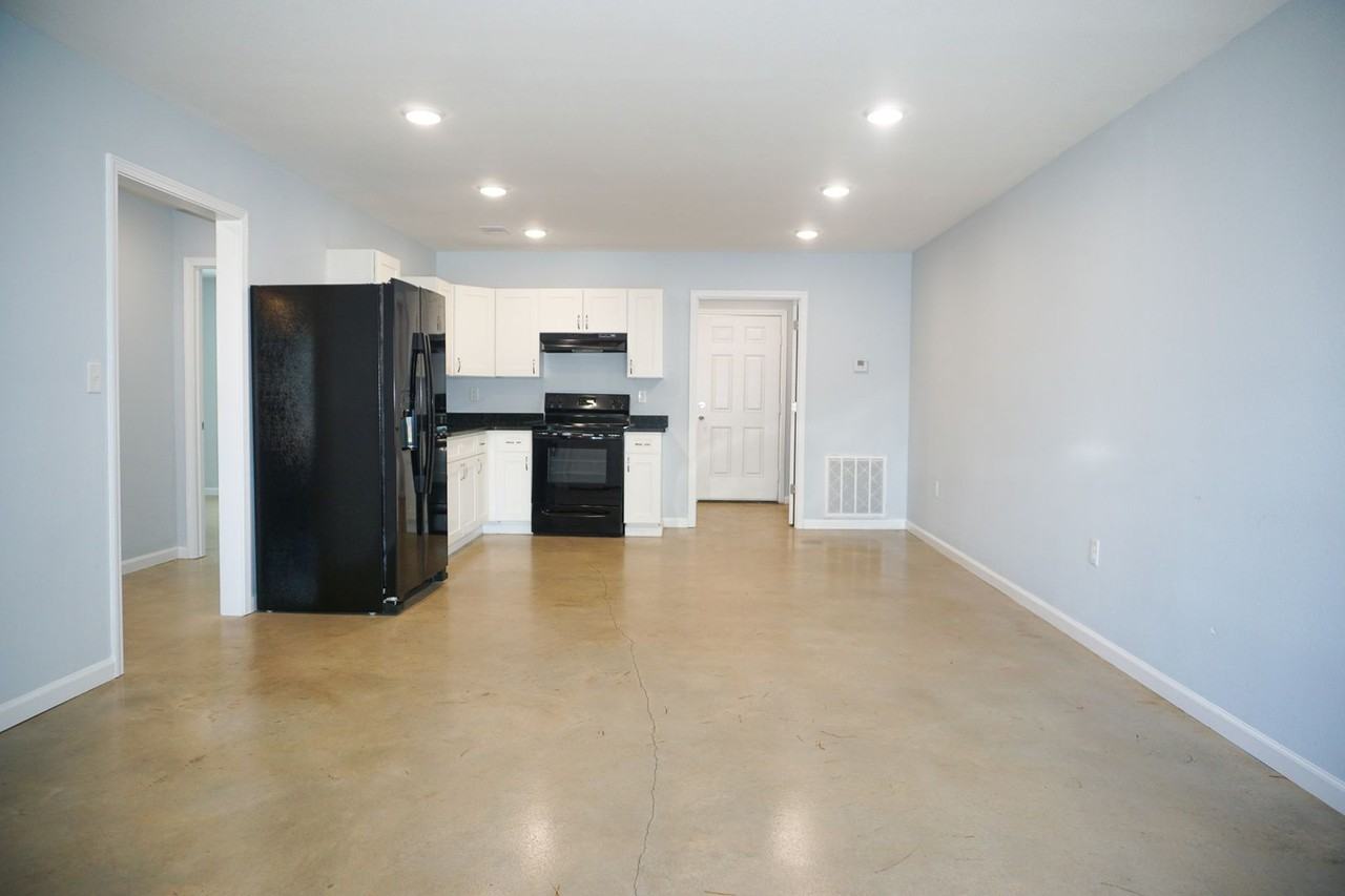 202 NE 2nd St - Photo 2 of 9