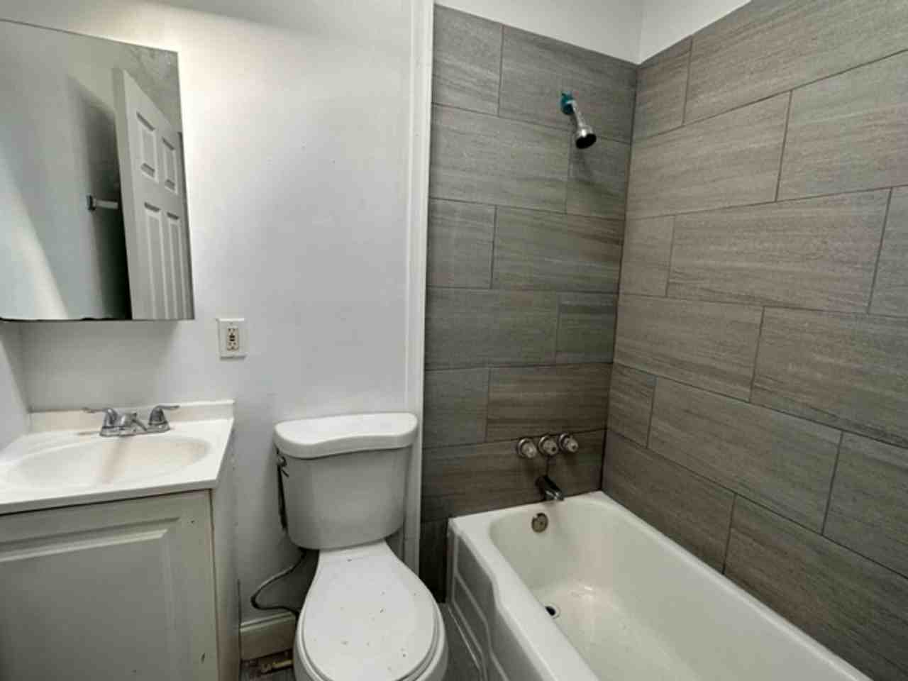 911 N Rose St - Photo 5 of 10