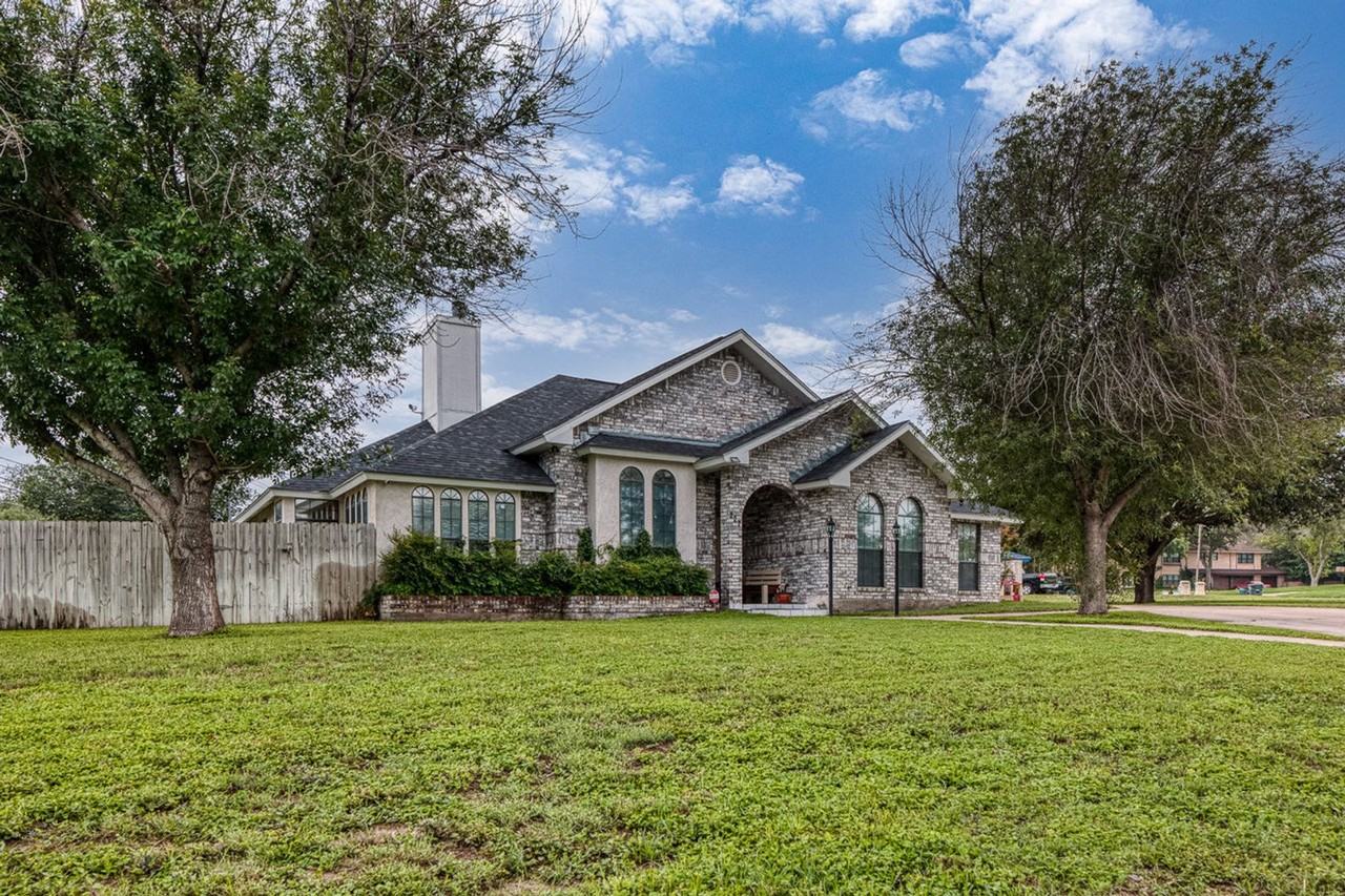 227 Foster Cir - Photo 2 of 28