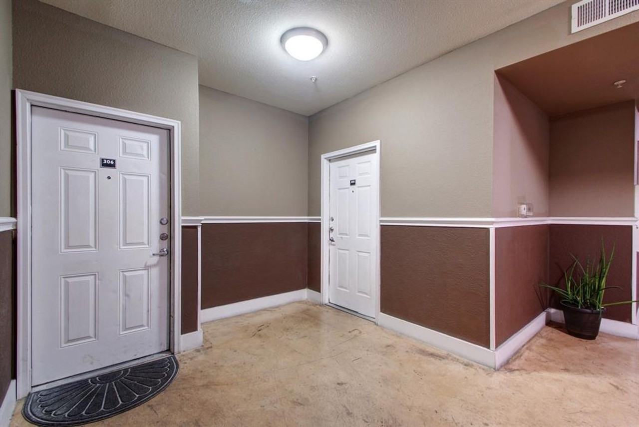 910 W 25th St - Photo 2 of 20