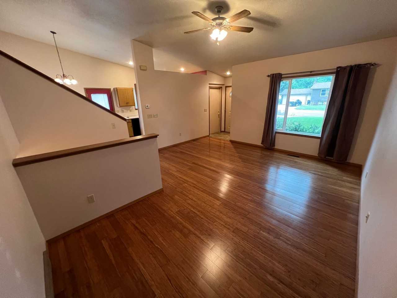 2209 E Sylvan Cir - Photo 3 of 11