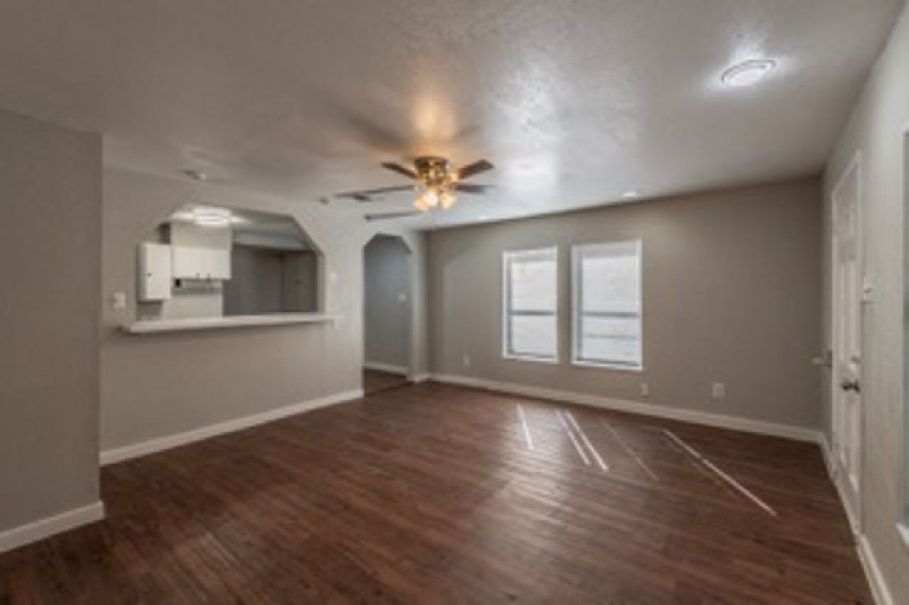 604 W HOLLYWOOD AVE - Photo 2 of 11