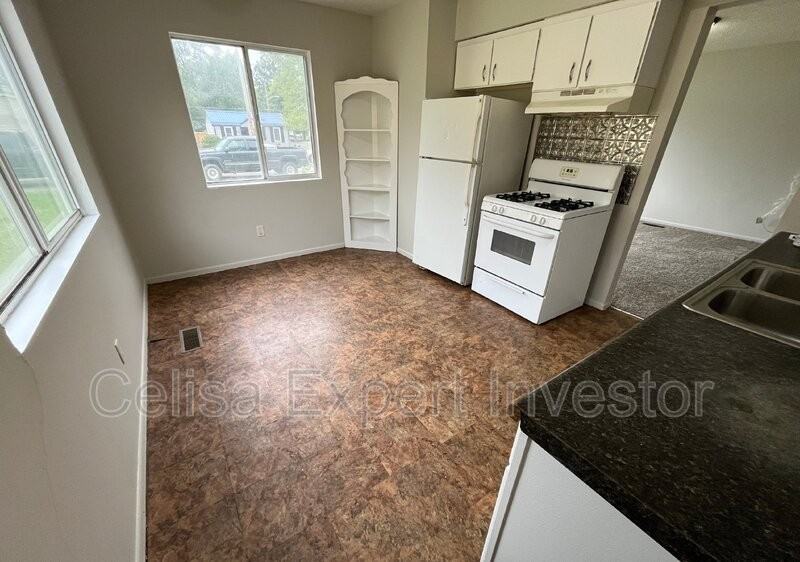 5207 Mcclellan St - Photo 3 of 7