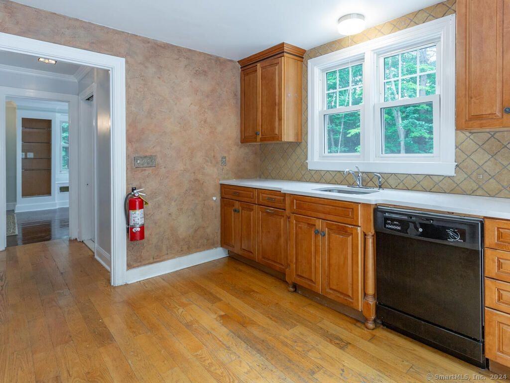 432 Hopmeadow St - Photo 3 of 24