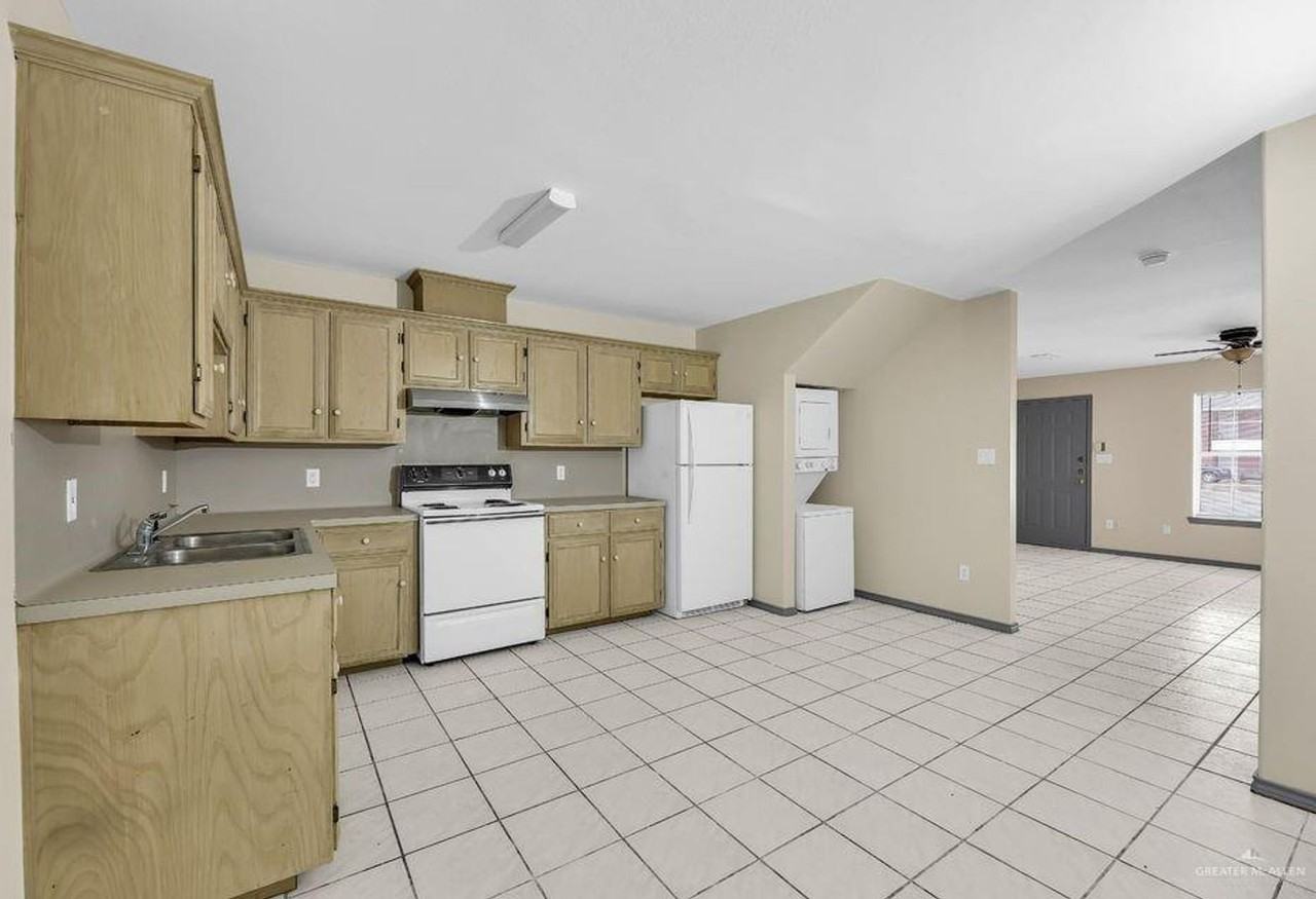 Broadway Apts - Photo 3 of 7