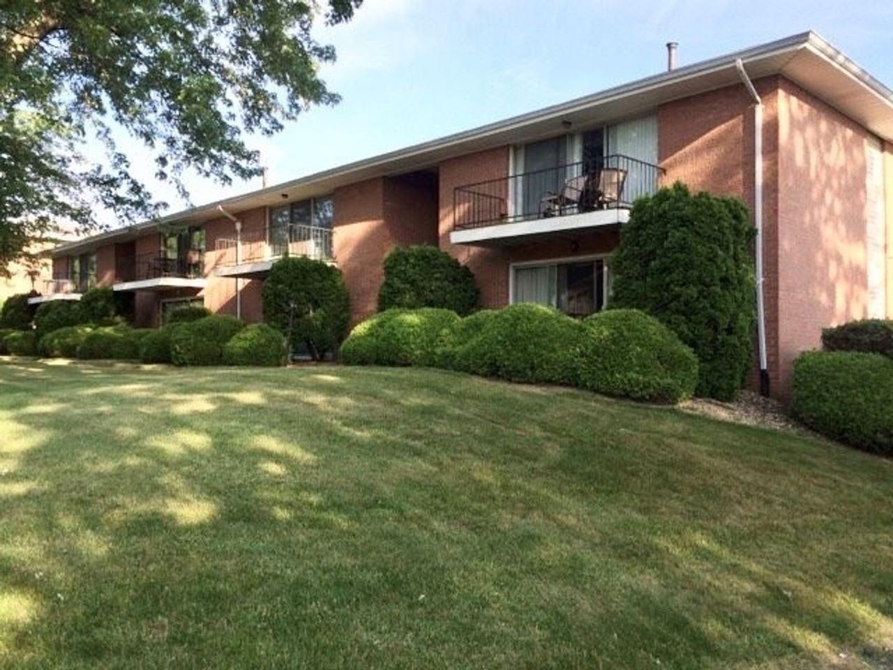 SUNSET BOULEVARD – COMFORT, CONVENIENCE & LOW - Photo 2 of 47