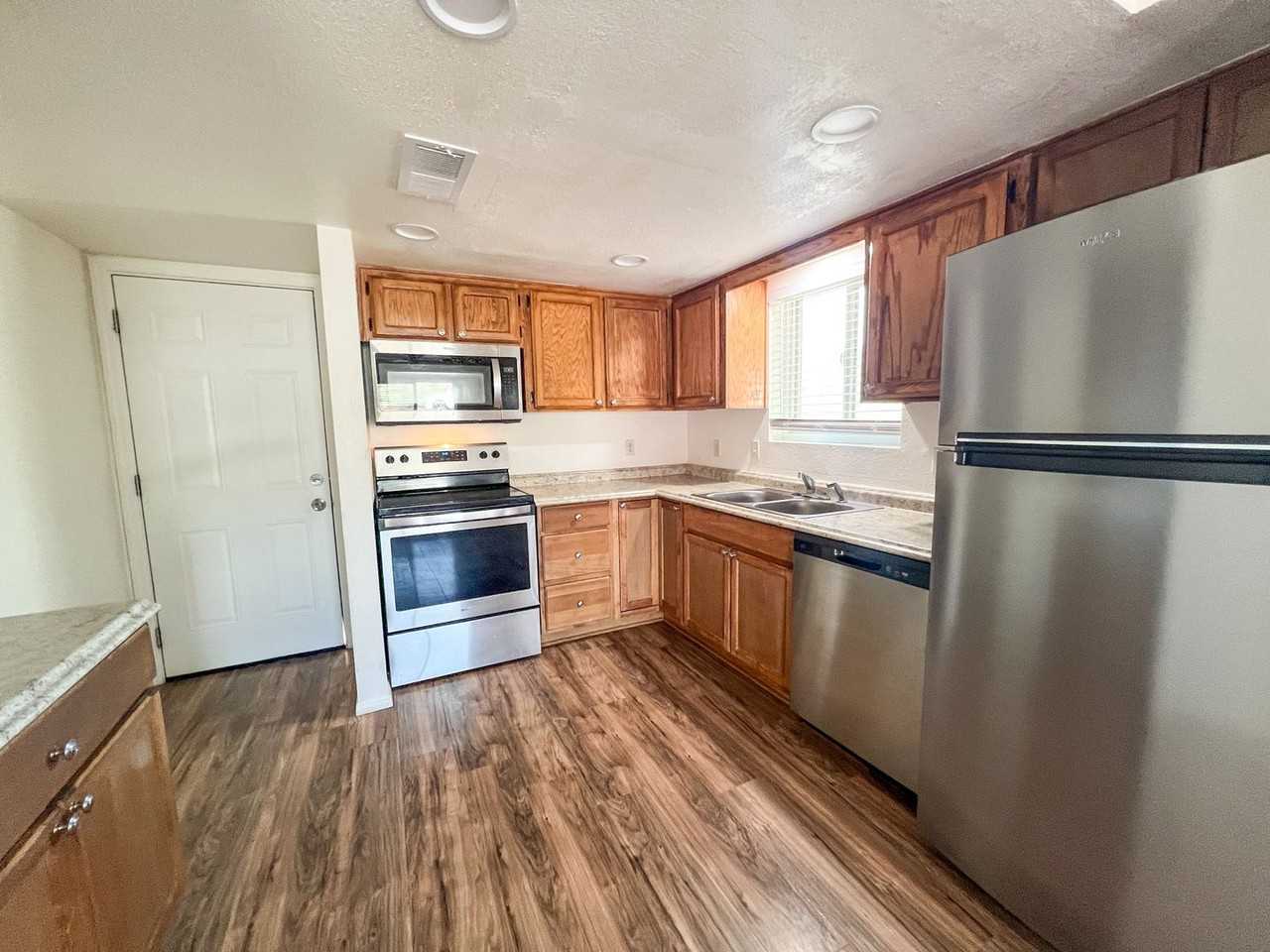 956 Redtail Hawk Dr #5 - Photo 3 of 10