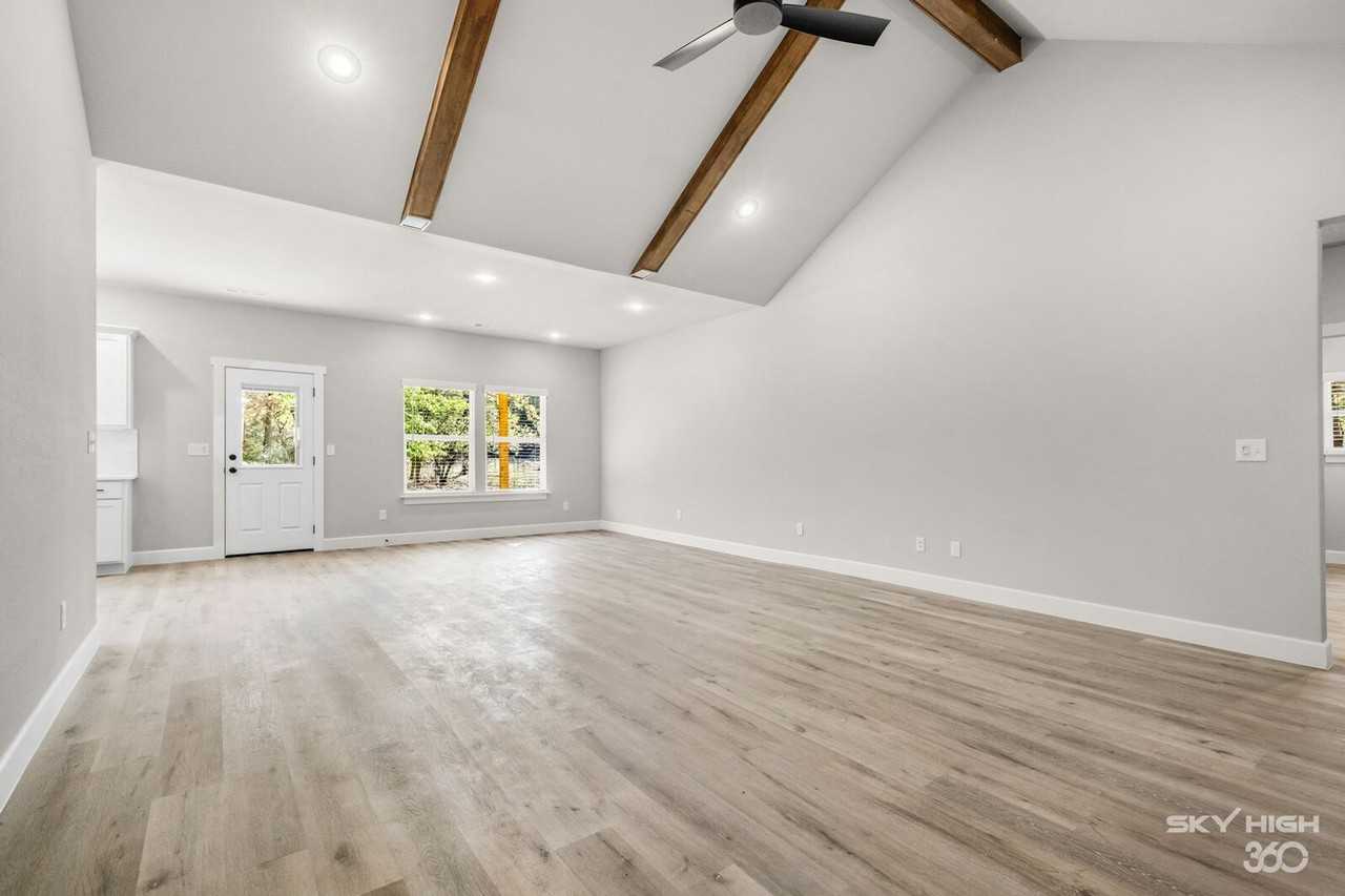 221 Dogwood St - Photo 2 of 25