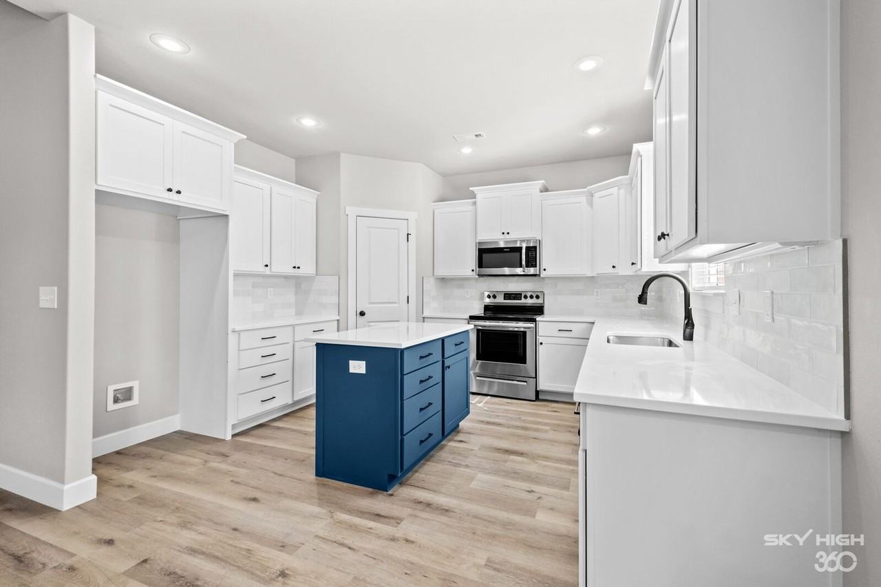 221 Dogwood St - Photo 2 of 25