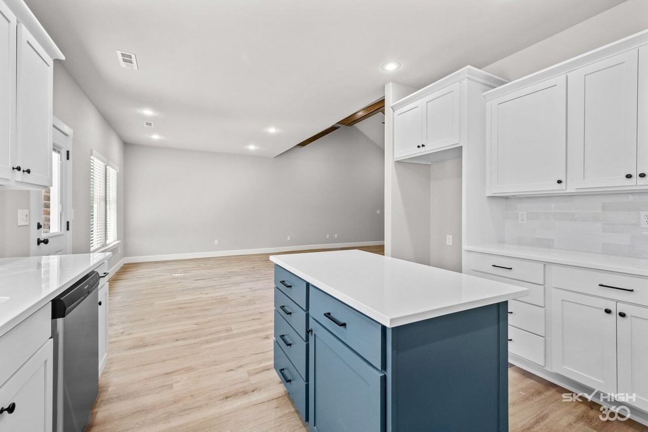 221 Dogwood St - Photo 5 of 25