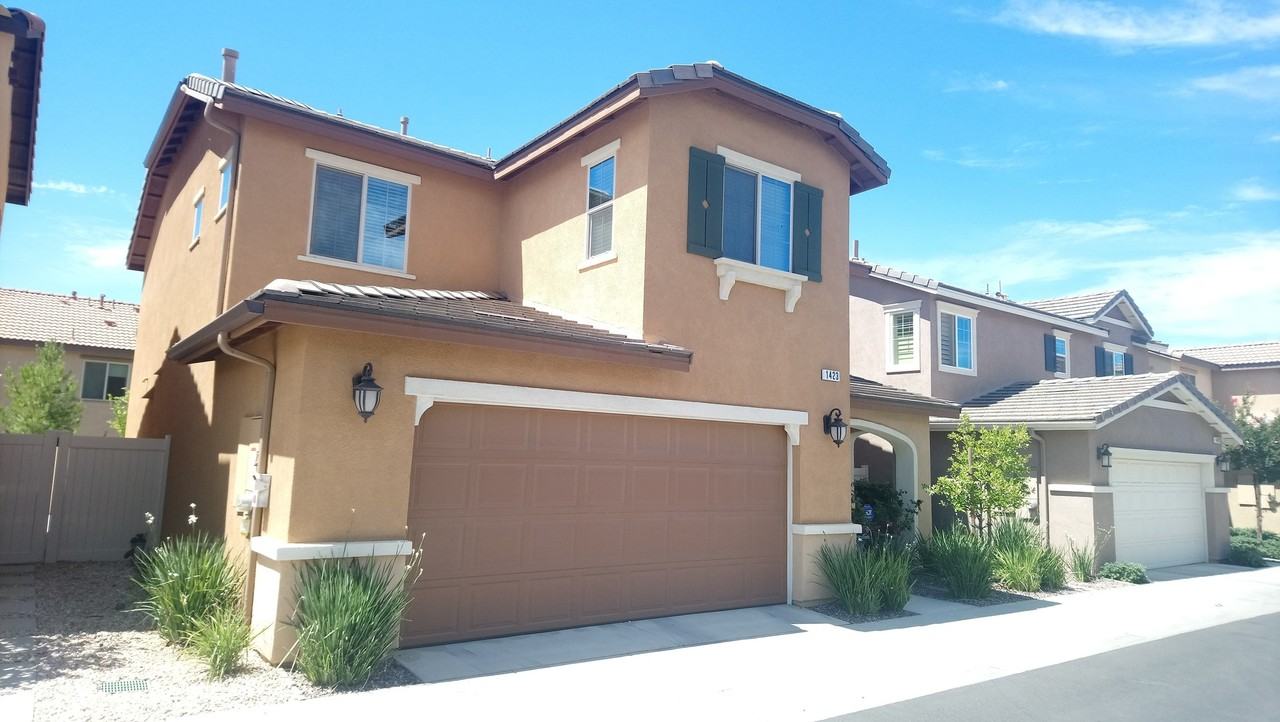 1423 Silverberry Ln - Photo 3 of 50