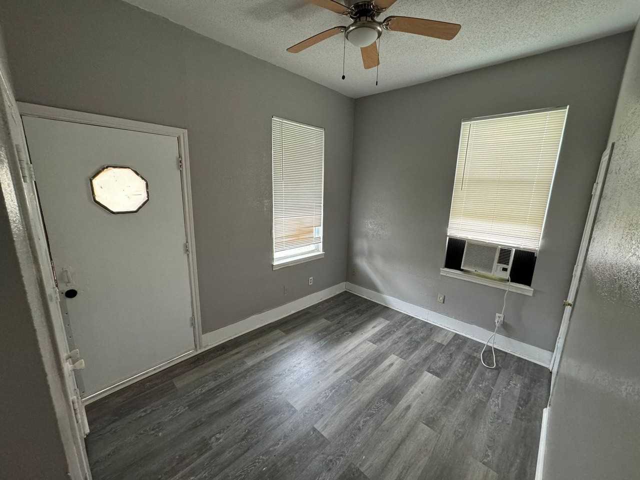 3206 Avenue M 1/2 - Photo 3 of 7