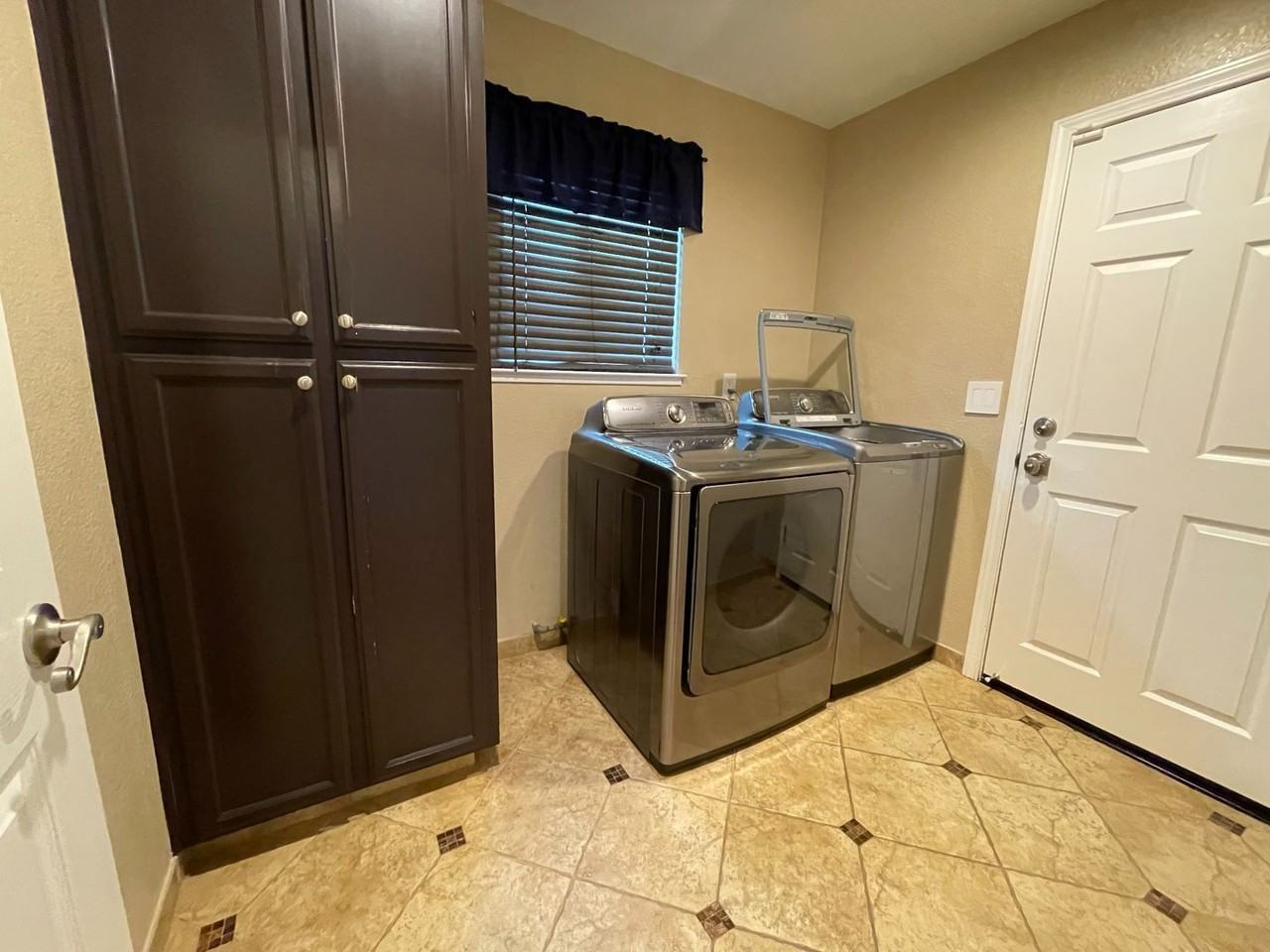 1393 Arrowhead Ave - Photo 7 of 26