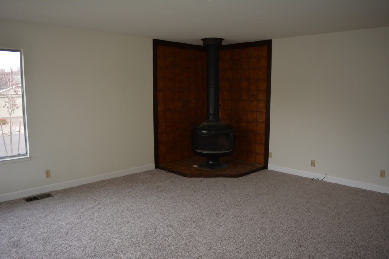 829 Rose Blossom Dr - Photo 4 of 17