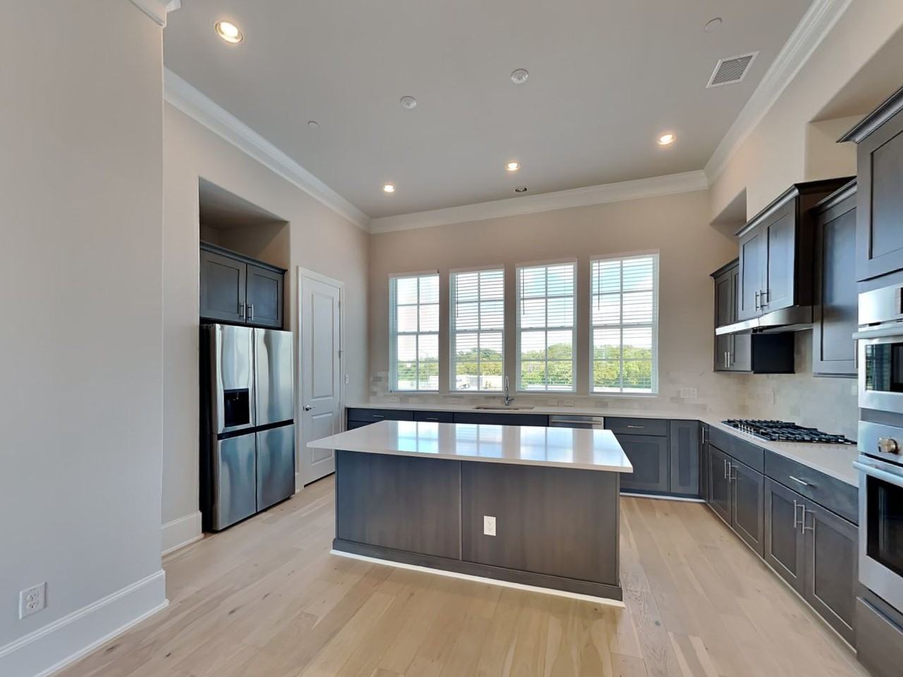 5439 Tomlinson Dr - Photo 2 of 18