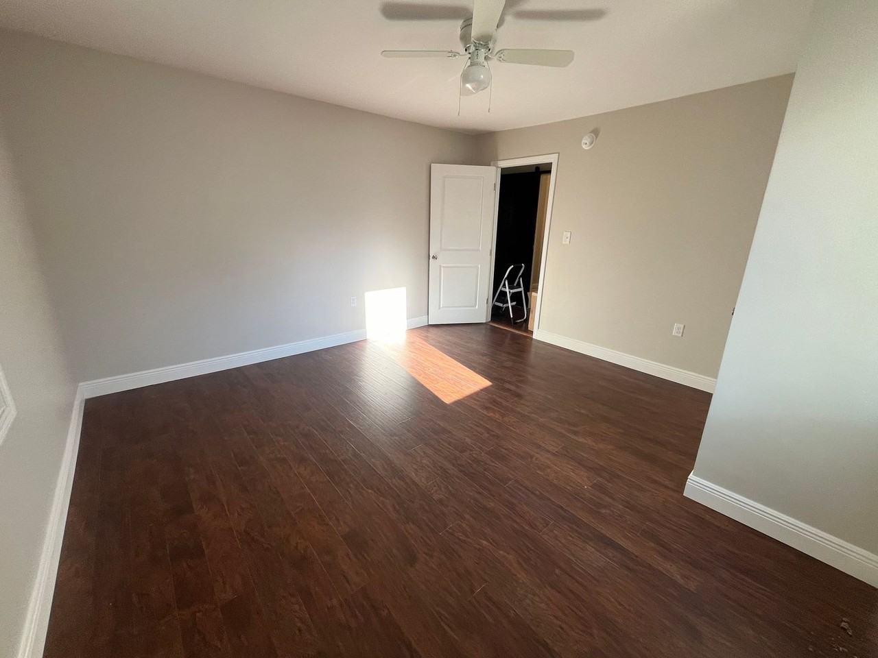 527 Burley St - Photo 2 of 9