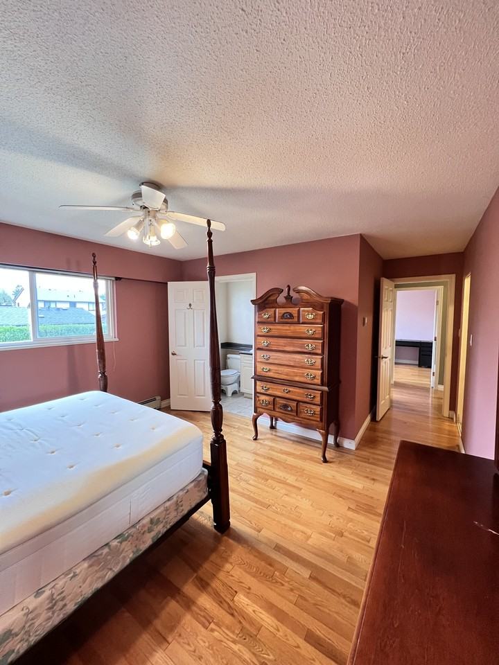 951 Everett Crescent - Photo 3 of 25