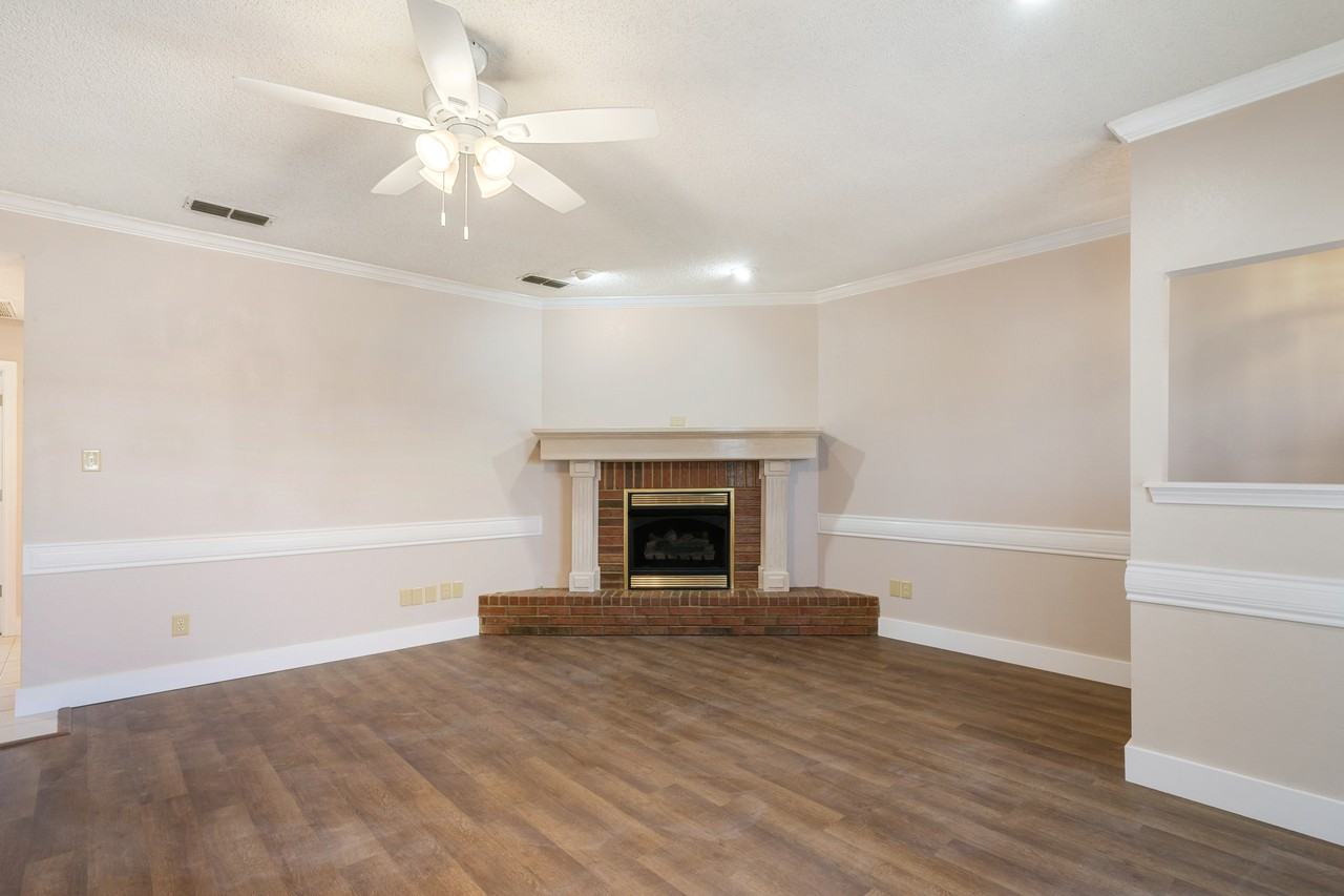 1880 Woodbridge Dr - Photo 2 of 8