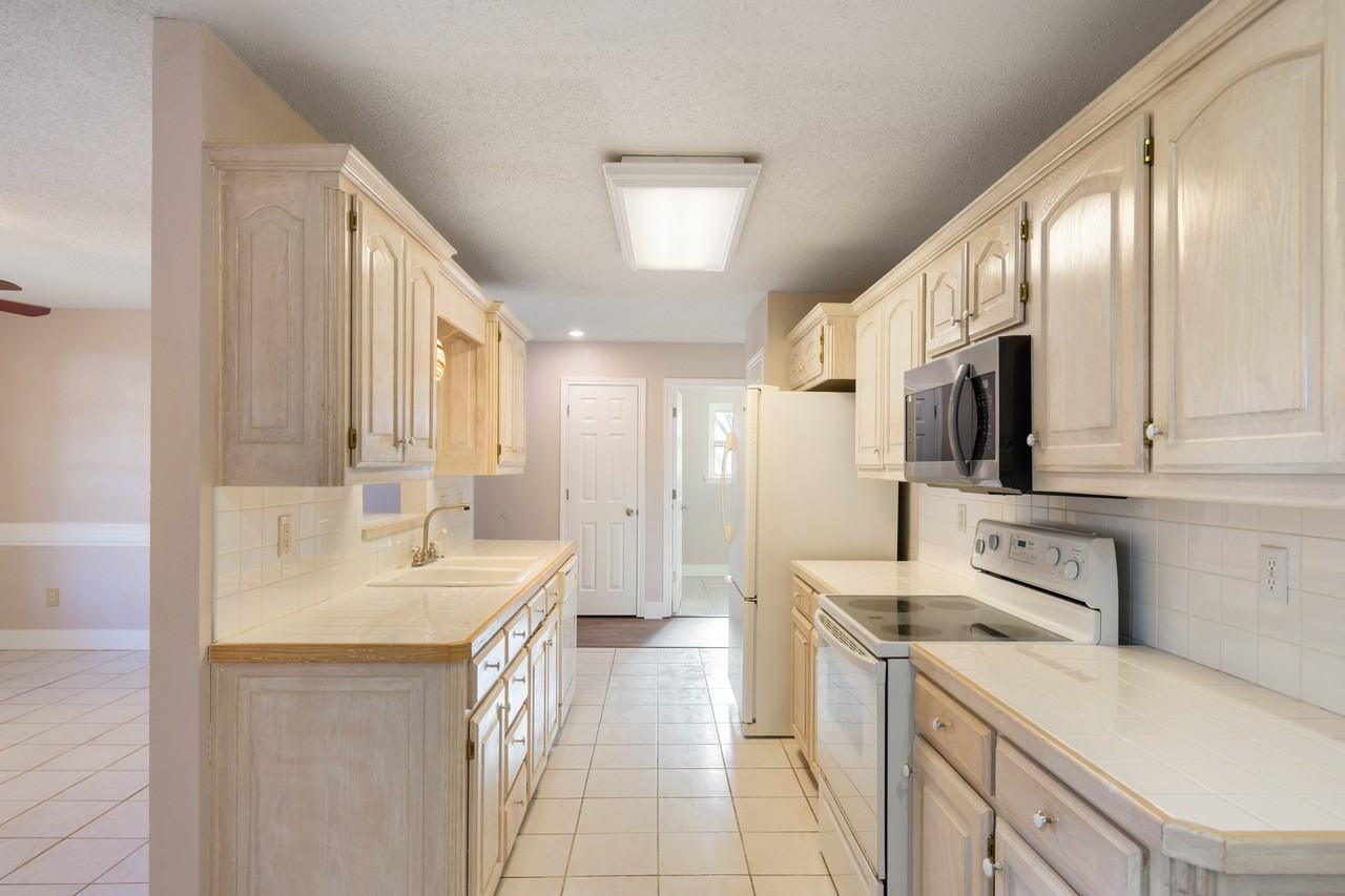 1880 Woodbridge Dr - Photo 3 of 8