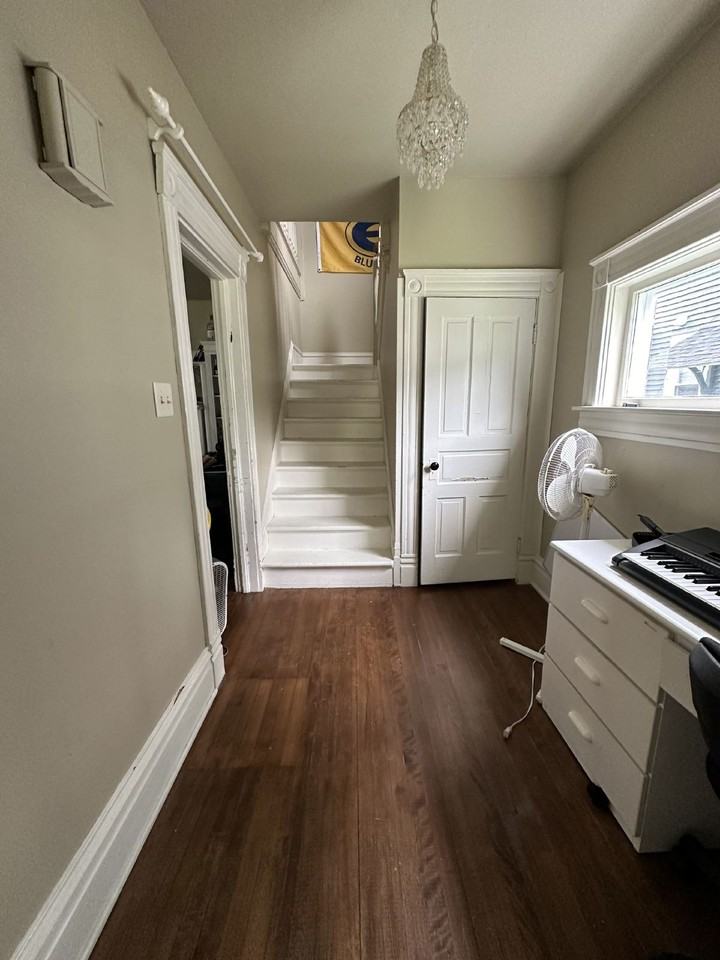 425 Hudson St - Photo 3 of 16