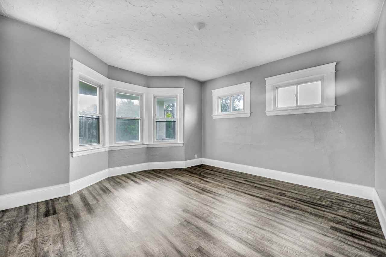 12301 Forest Ave - Photo 2 of 31