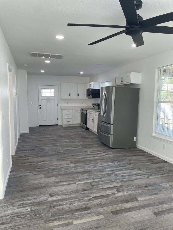 1740 Nw 12th St #A - Photo 6 of 24