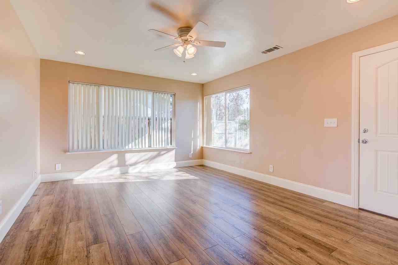 219 Vineyard Dr - Photo 2 of 13