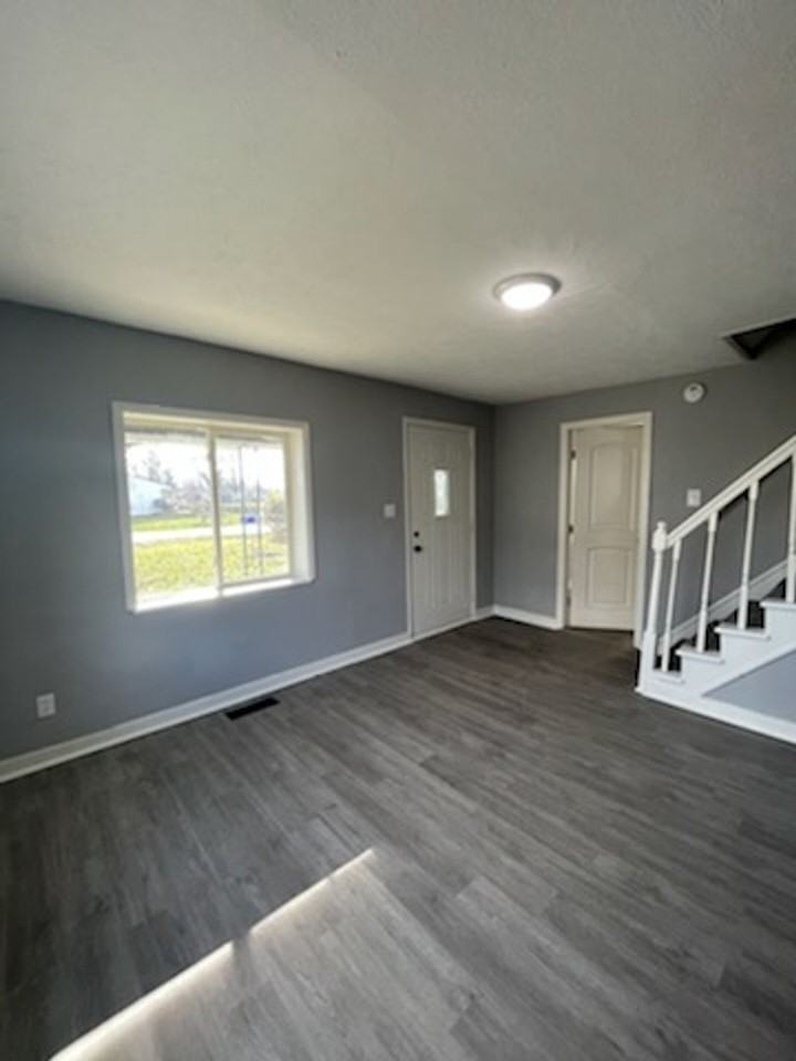 820 Hilock Rd - Photo 4 of 11