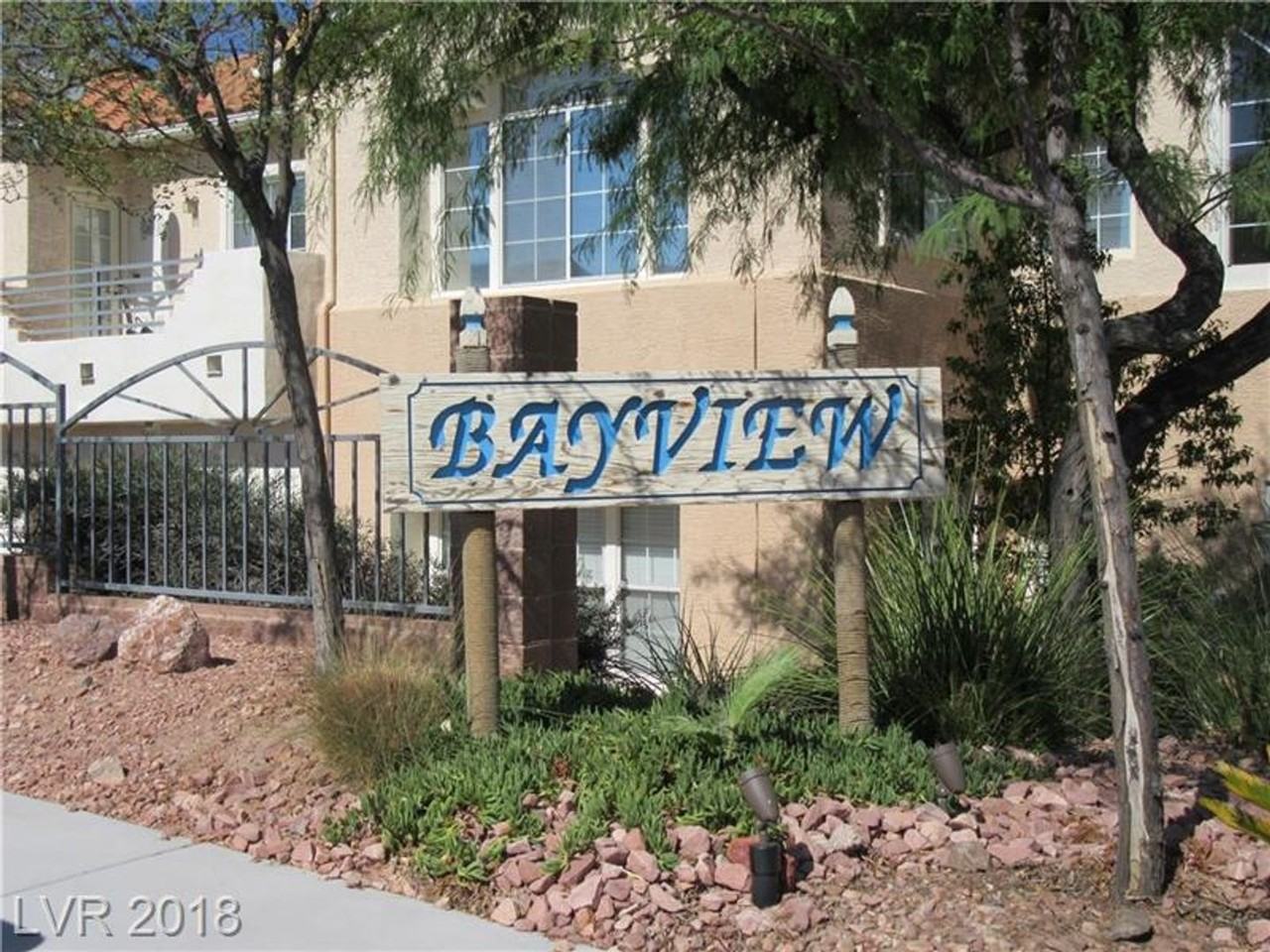 693 Bay View Dr - Photo 3 of 21