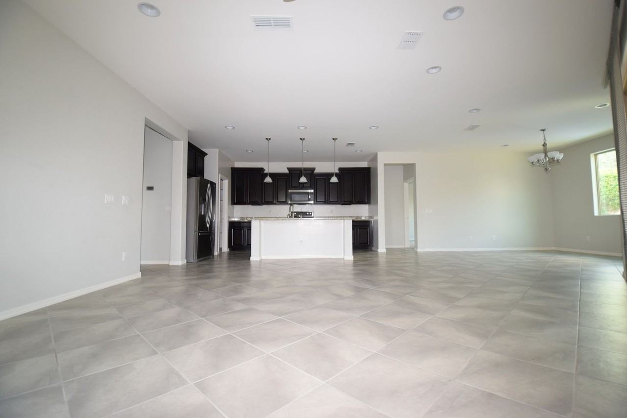 1538 E Kingbird Dr - Photo 4 of 37