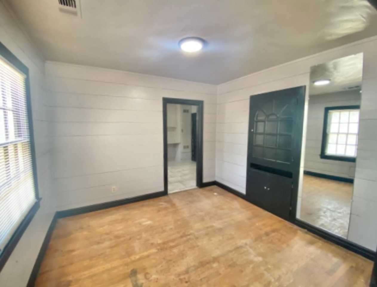 2324 28th St - Photo 4 of 11