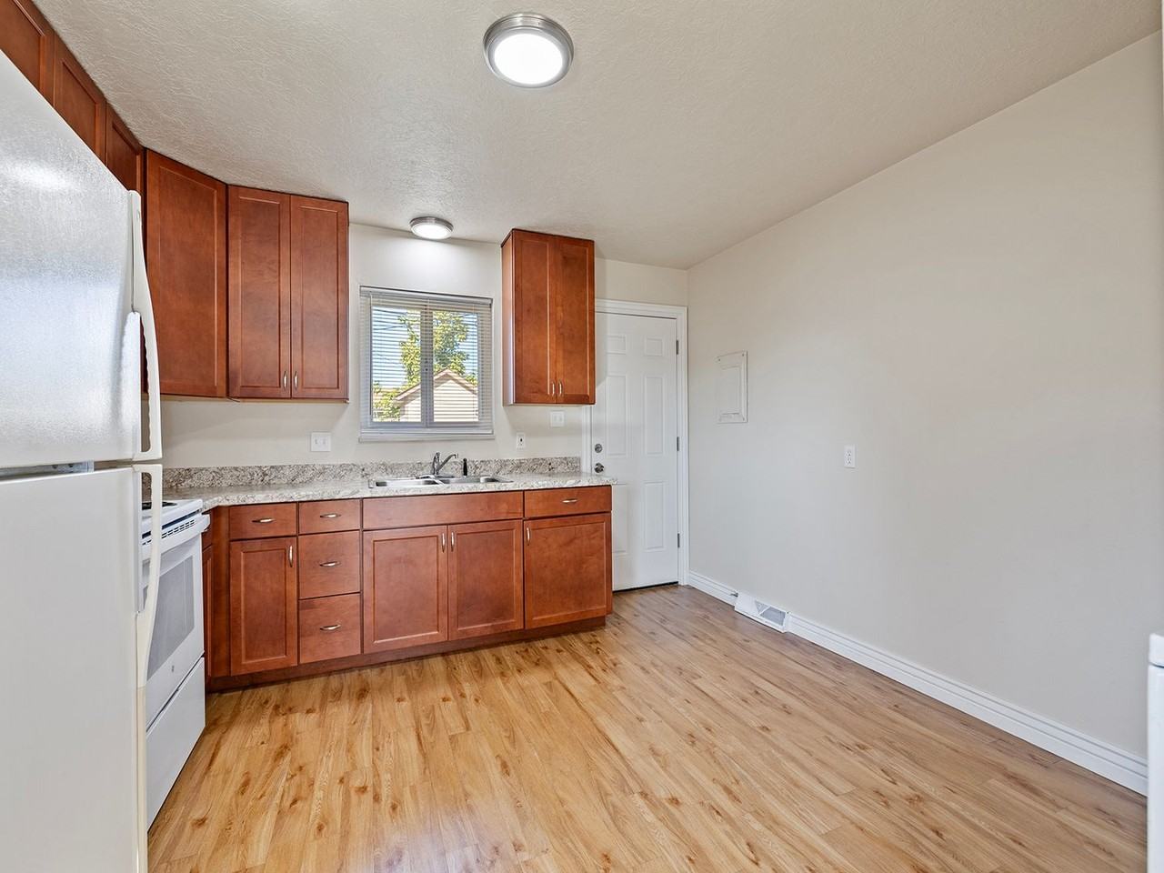 821 35th Avenue Ct - Photo 6 of 18